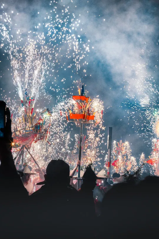 天空中有很多人在观看烟花