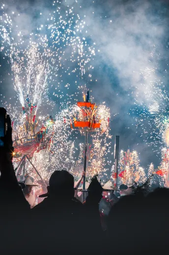 天空中有很多人在观看烟花