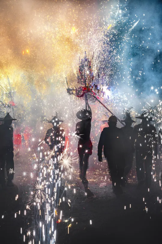 人们在一个节日里欣赏烟花