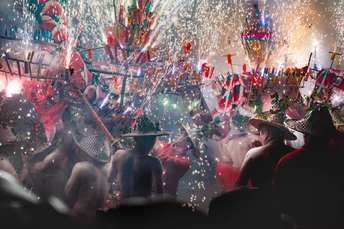 人群和花车在节日中