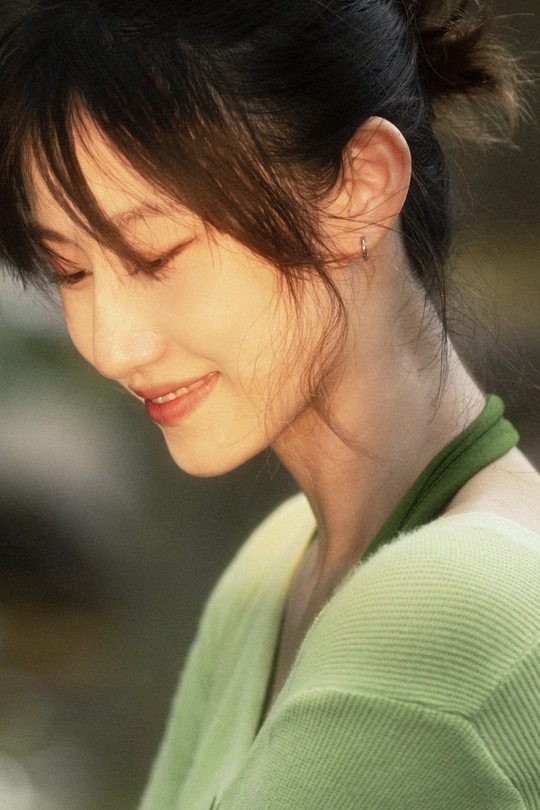 一位绿头发的年轻女子正在看手机