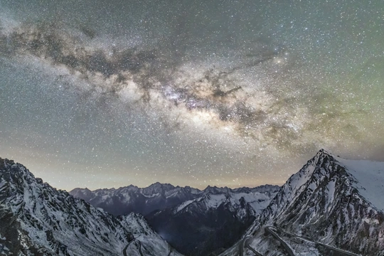 夜间的雪山星空