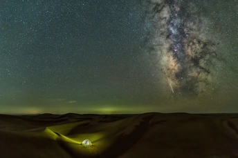 沙漠之夜的帐篷 星空在天上。