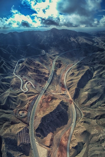 沙漠中蜿蜒曲折的道路 aerial landscape