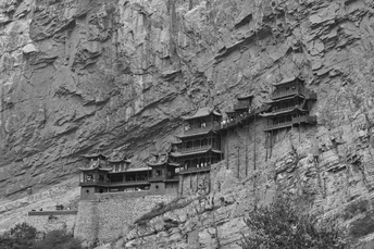 建在山崖边上的黑白建筑
