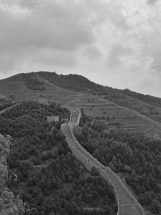 黑白山谷 远处有墙和山