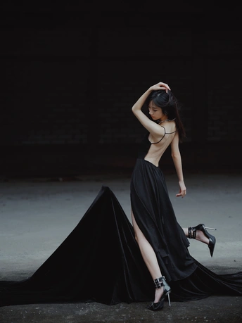 黑色连衣裙 长裙摆 高跟鞋