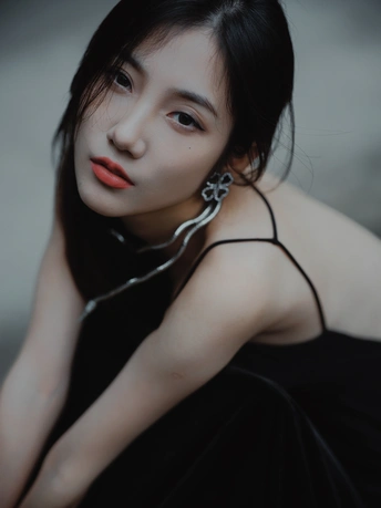 一位穿着黑色连衣裙的年轻女子肖像