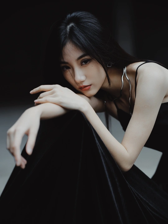 一位穿着黑色连衣裙的美丽女士的肖像