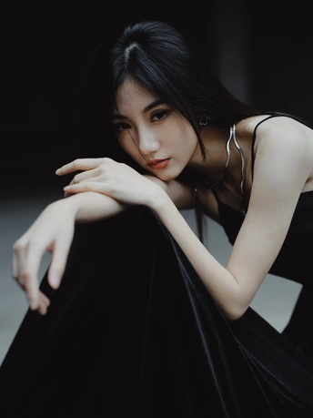 一位穿着黑色连衣裙的美丽女士的肖像