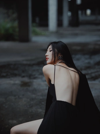 一位穿着黑色连衣裙的女士的肖像