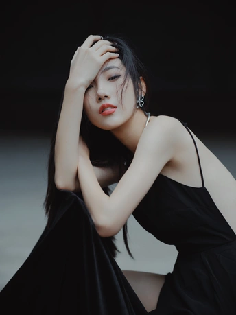 一位穿着黑色连衣裙的女人躺在地上