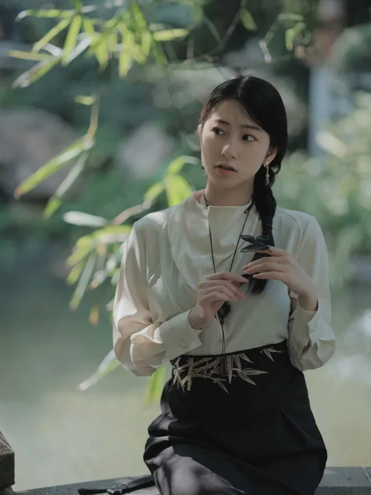 一位年轻女士坐在水边