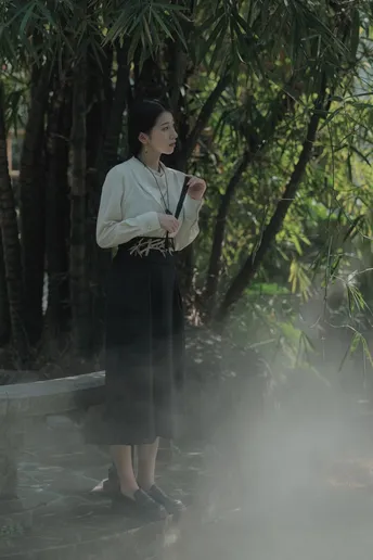 一个女士 带着一把白伞 正在抽烟。