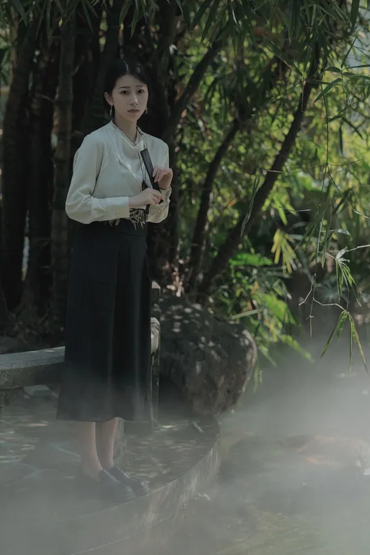 一位站在森林中间的女人