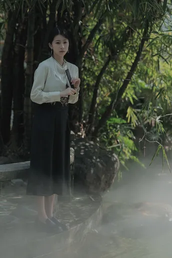 一位站在森林中间的女人