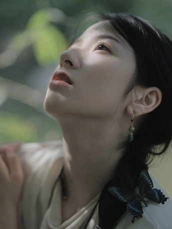 一位戴着耳环的年轻女子抬头望天