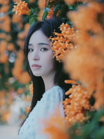 站在橙花前的女性肖像