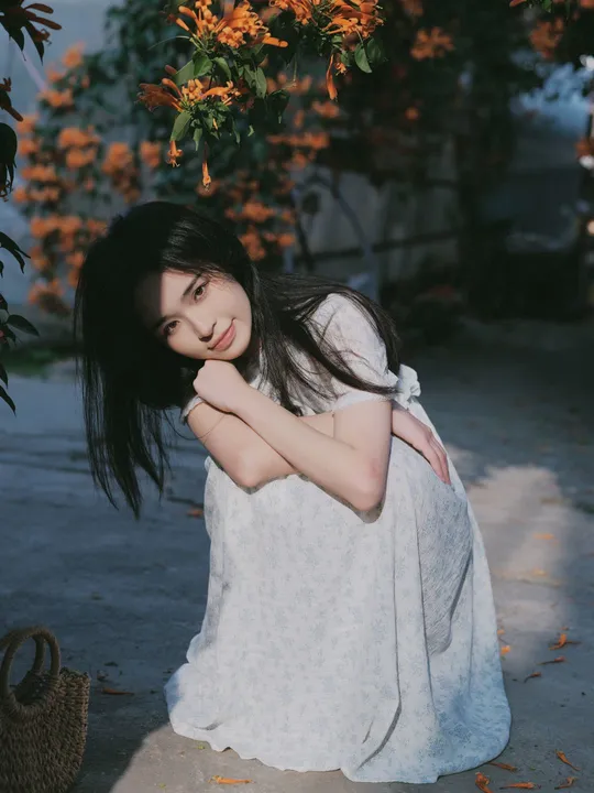 一位穿着白色连衣裙 头戴鲜花的年轻女子肖像