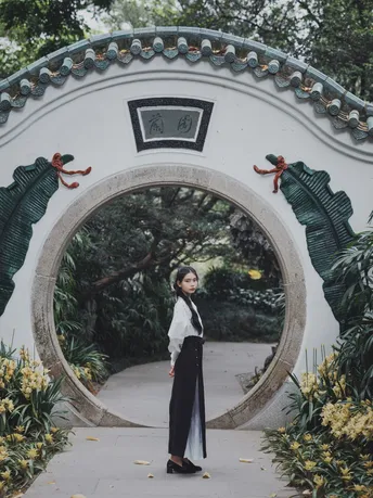 一位站在花园拱门下的女士