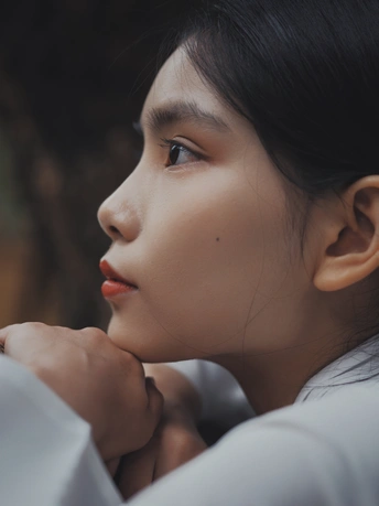 一位年轻女子穿着白色衬衫调整她的领带