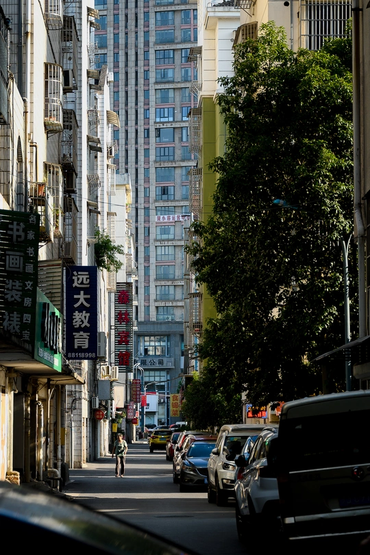 在一个有高楼大厦和标志的城市里 汽车在街上行驶