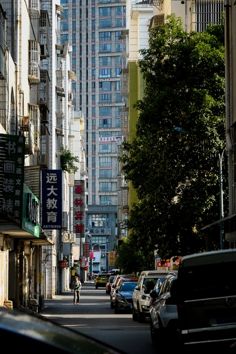 在一个有高楼大厦和标志的城市里 汽车在街上行驶