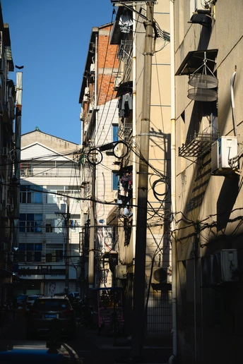 有许多电线和高楼大厦的狭窄街道