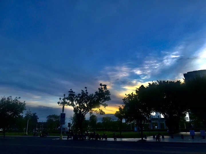 放学路上的太空☁️