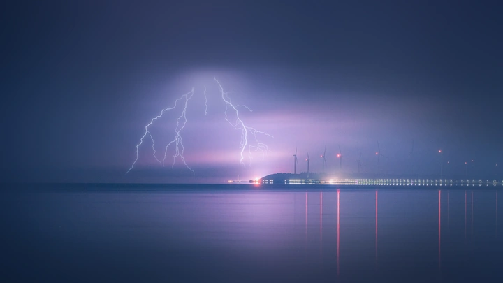 湖上雷暴