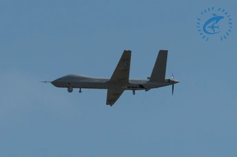 一架小飞机在晴朗的蓝天中飞行