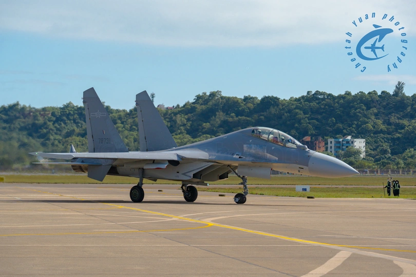 停在机场跑道上的喷气式飞机