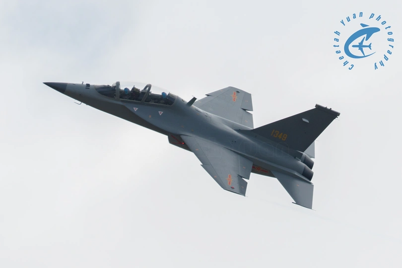 乌云遮蔽的蔚蓝天空中有一架灰色喷气机