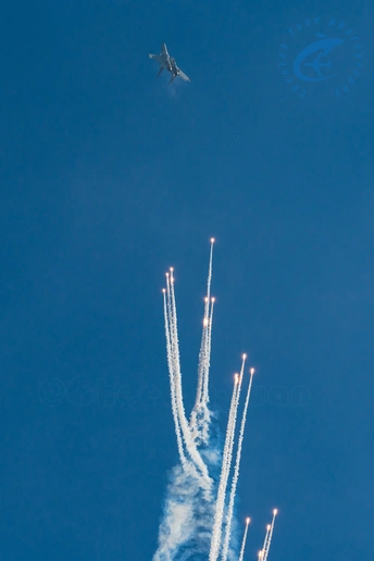 一群飞机在蓝色天空中飞行 留有烟迹