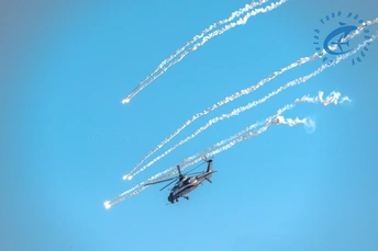 一群喷气式飞机在蔚蓝的天空中飞行