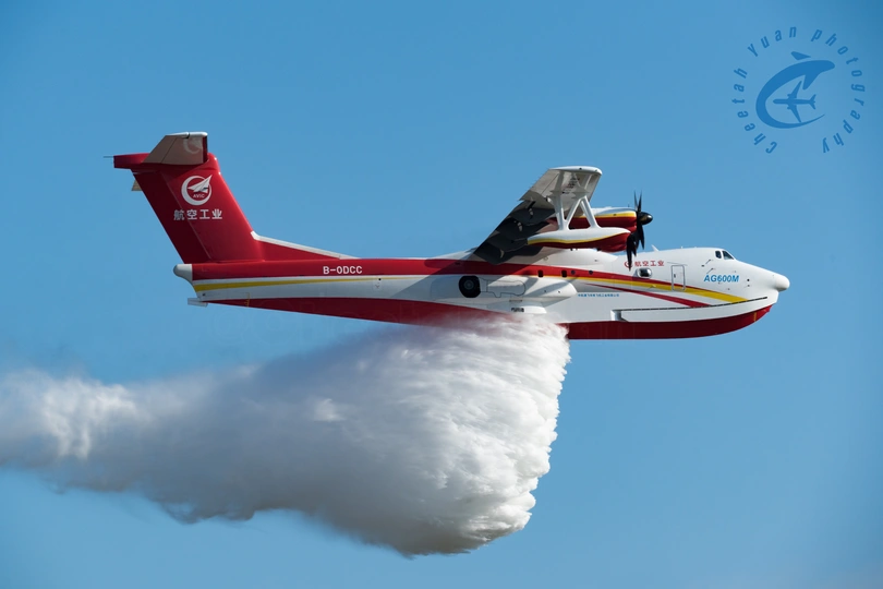 一架红色和白色的飞机在蓝色天空中飞行