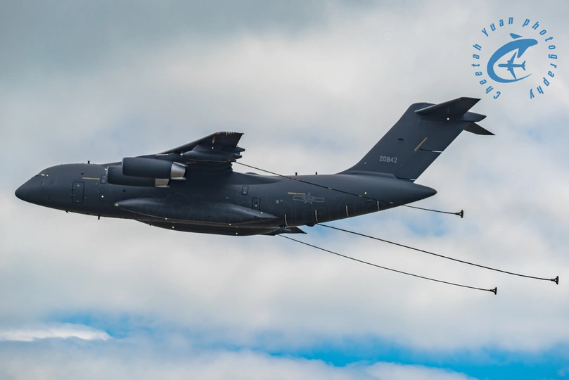 云层中的大型飞机 云朵为蓝色