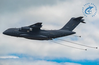 云层中的大型飞机 云朵为蓝色