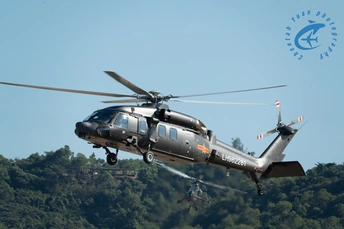 天空中的直升机