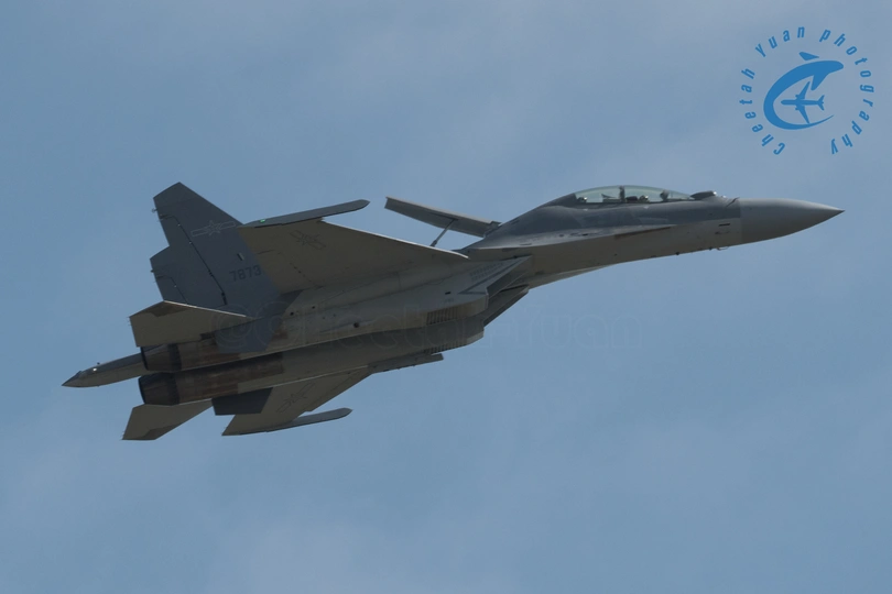 一架喷气式飞机穿越蓝色的云层天空中