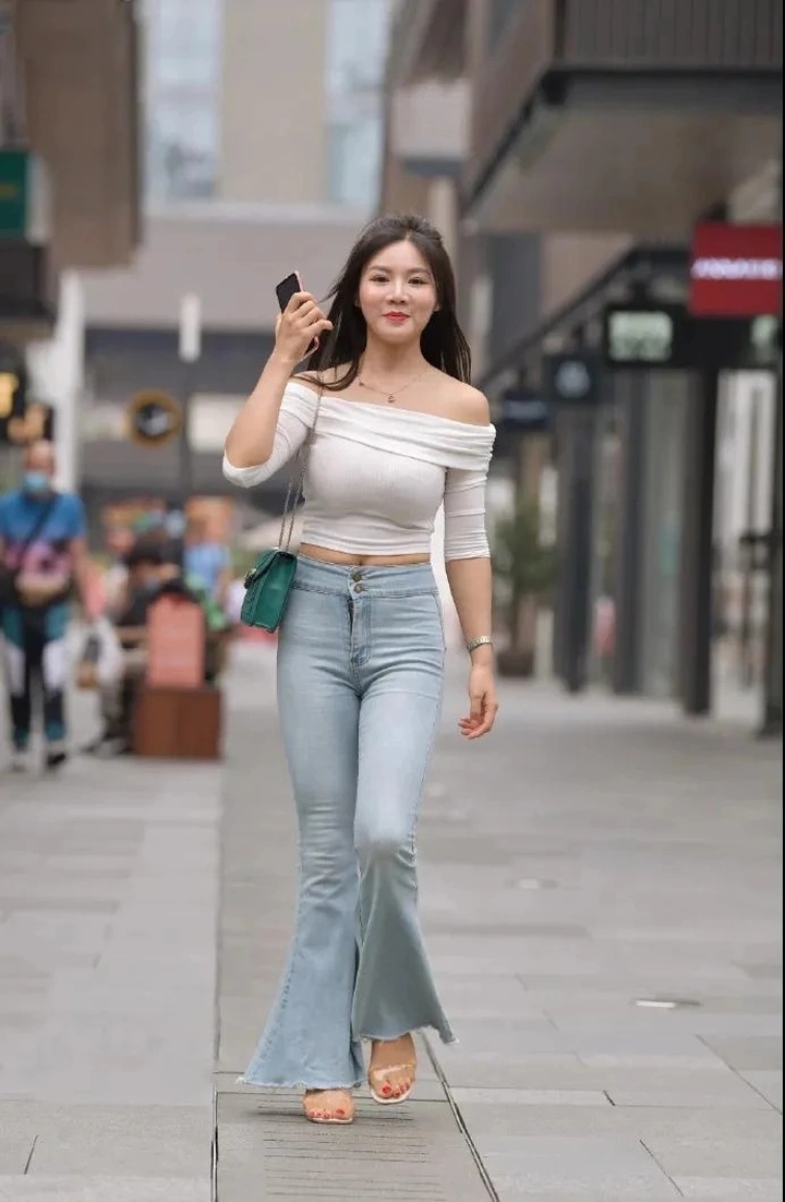 街拍女神：一字肩上衣牛仔阔腿裤时尚女生