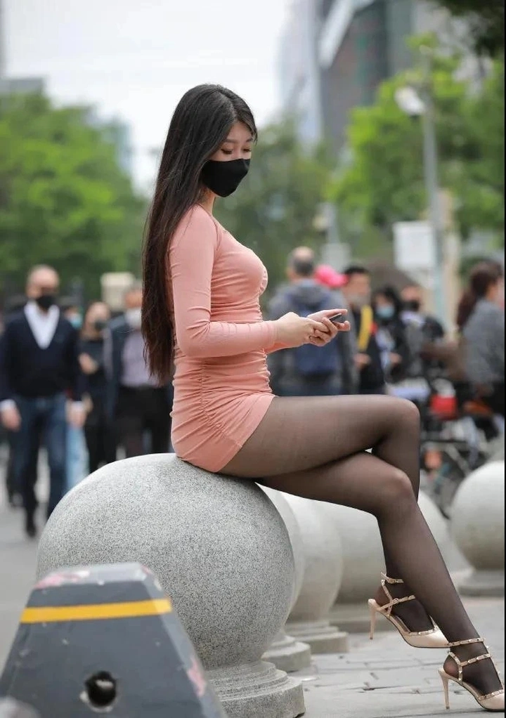 街拍女神：粉色连身短裙小姐姐