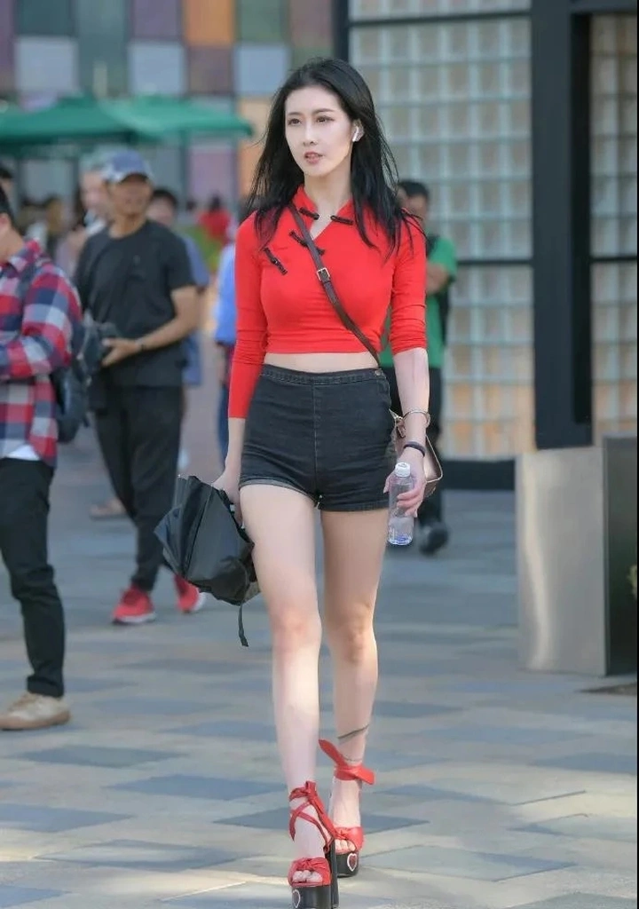 街拍女神：红色上衣黑色热裤的时尚女生