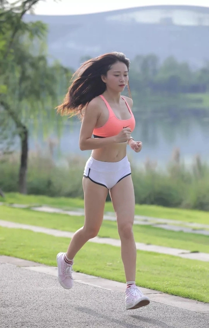 街拍女神：白色超短热裤的运动妹子