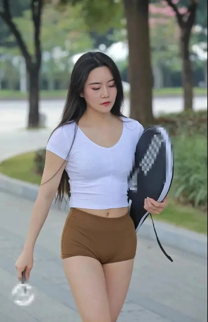 街拍女神：超短棕色运动热裤的网球女生