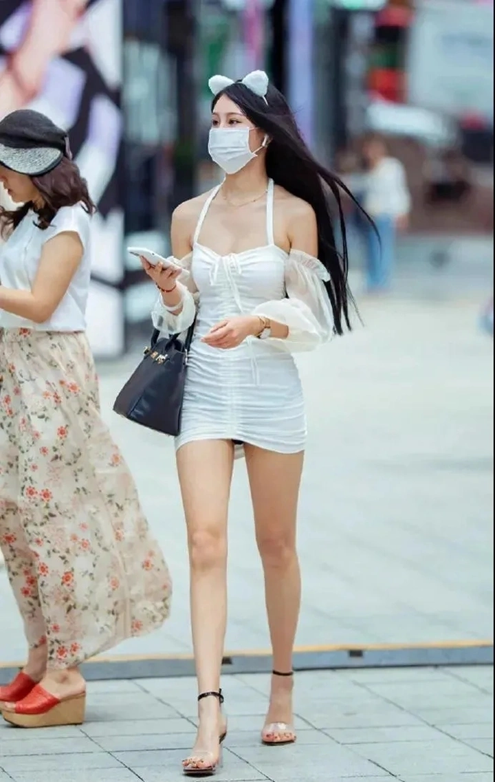 街拍女神：白色吊带超短包臀裙的兽耳女生