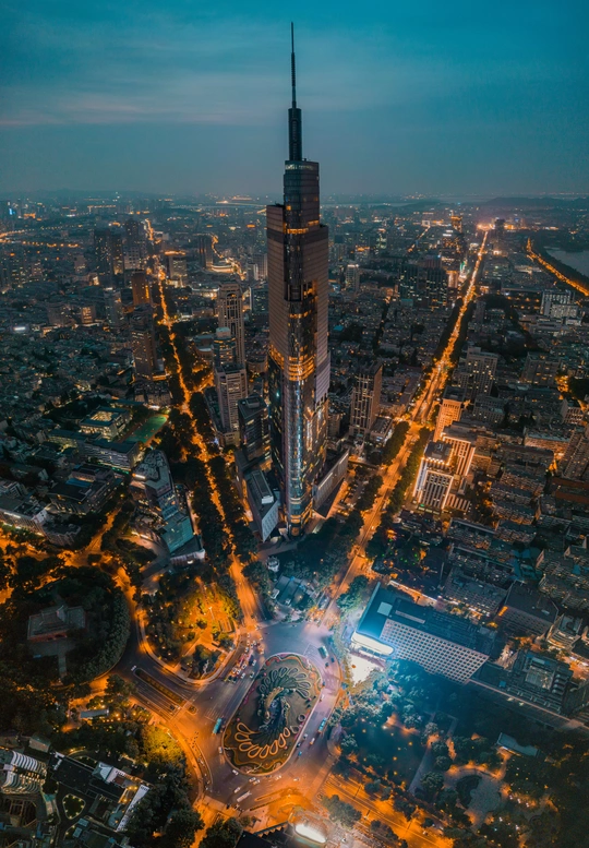 从一座高塔上俯瞰夜晚的城市