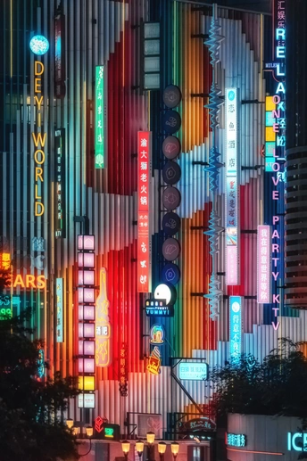 夜晚的大城市 高耸的建筑物被明亮的霓虹灯照亮。