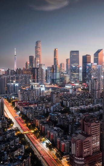 夜晚高楼大厦和摩天大楼林立的城市景观