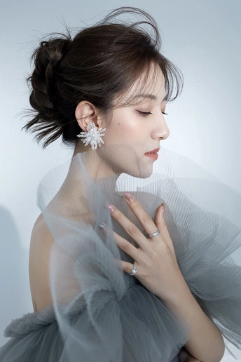 穿类似 tutu 裙子的年轻女子肖像